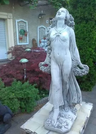 Moderne Gartenfigur junge Frau im Kleid