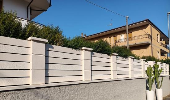 Gartenbetonzaun mit farbigen Betonzaun Lamellen