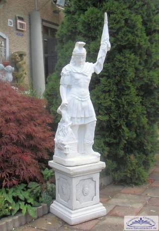 Gartendeko Steinguss Figur weiss, Sockel in hellgrau