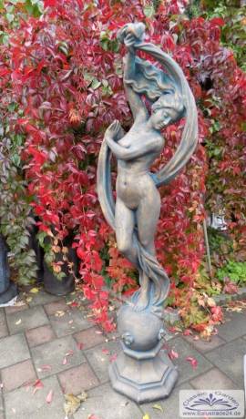 erotische gartenskulptur Schleiertanz