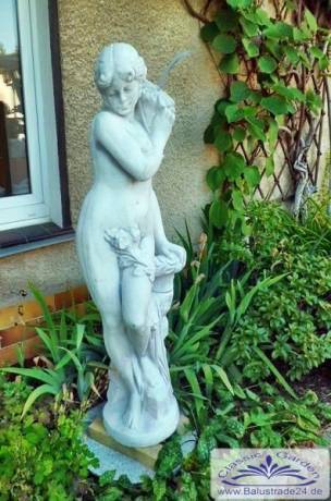 Garten Skulptur Frau mit Blumen