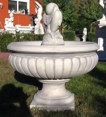 Standbrunnen mit Delphin Figur