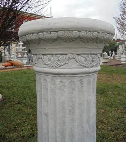 Säulensockel verziert mit Stuck Zierband