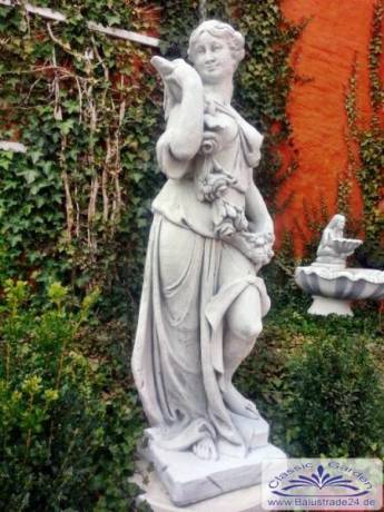Frau mit Blumenranke als Gartendeko Figur