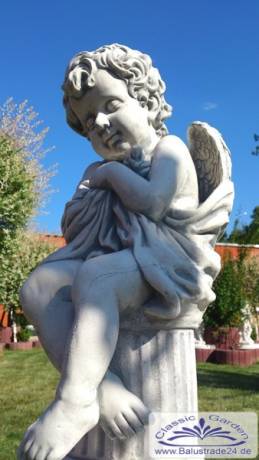 Gartenfigur Engel sitzend auf Säule