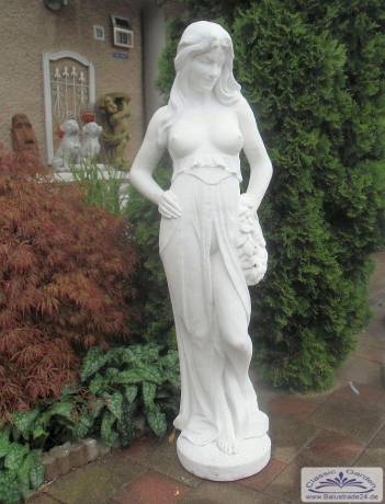 Steinfigur Frau mit Kranz