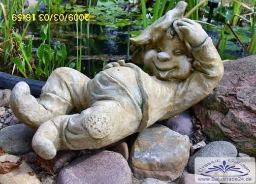 BAD-8015 Gartenzwerg Gartendeko Figur Gartenfigur Wichtel Zwerg Kobold liegend Steinfigur aus Beton Steinguss 42cm 11kg
