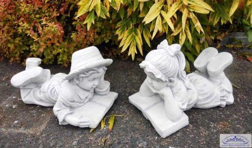 Gartenfiguren Junge und Mädchen mit Buch Kinderfiguren Steinfiguren liegend aus massiven Beton Steinguss 57cm lang S101144