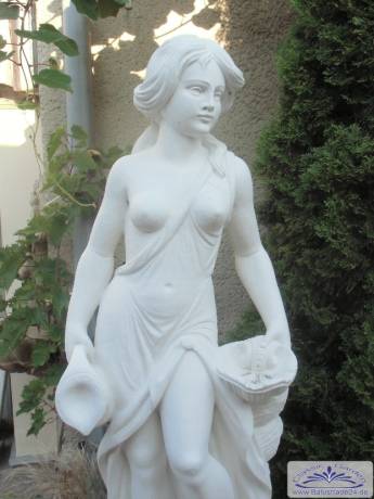 moderne Gartenfigur Frau mit Wasserkrug