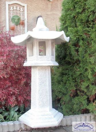 gartendeko laterne im stil einer japanischen steinlateren