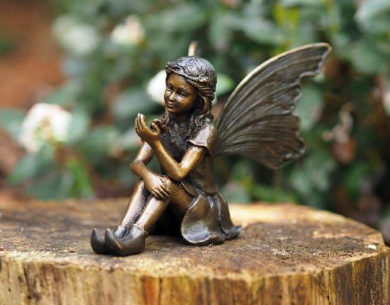 kleine sitzende Elfen Figur aus Bronze