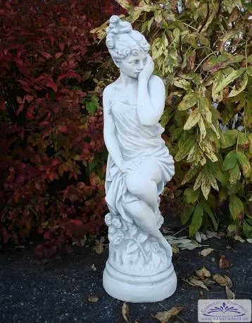 S101055 Gartenfigur Frau auf Stein sitzend als Beton Steinguss Skulptur massive Steinfigur Figur 66cm 18kg