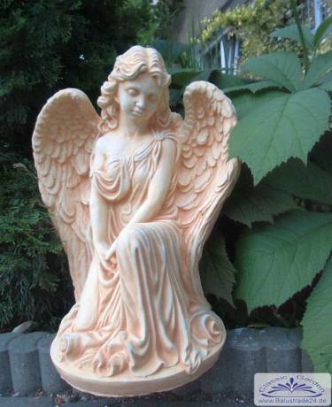 Engelfigur mit großen Flügel