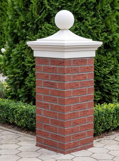 Tor mit Pfeilerabdeckungen mit Beton Kugel