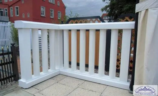 Leichte Rundrohr Balustrade für Balkon nur 25kg je Meter aus Kunststoff ohne streichen Leichtbalustrade