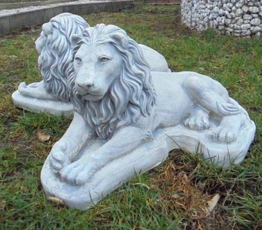 Löwen aus weißem Kunstbeton