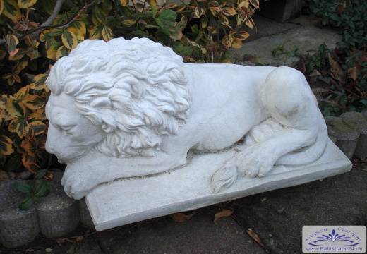 weiße Löwenfigur für Tor Eingang