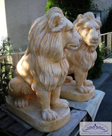 Lions Löwen Skulpturen in yellow