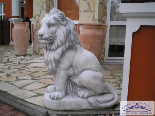 sitzende grosse Löwenfigur