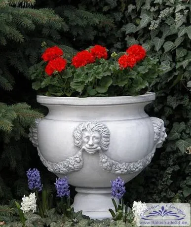 Löwenkopfvase mit Blumen Rankendekor