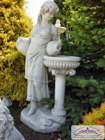 Steinfigur Mädchen am Brunnen