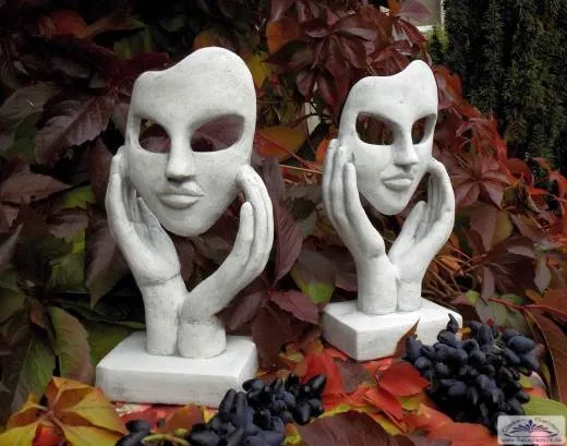 Theater Maske als Gartenskulptur