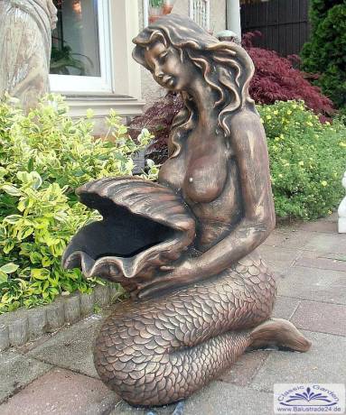 Frau mit Muschel und Fisch Schwanzflosse broncefarben