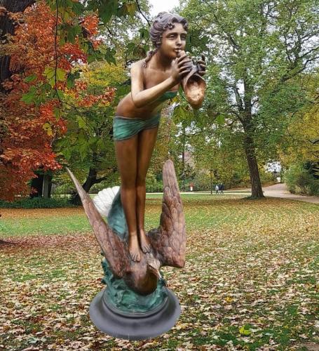 Bronzefigur Muschelbläserin auf Vogel als eleganter Wasserspeier im Garten