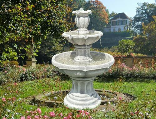 Kleiner Gartenbrunnen mit sanftem Wasserlauf im Vorgarten