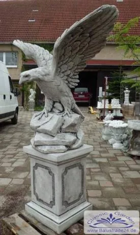 großer sockel mit Adler Skulptur