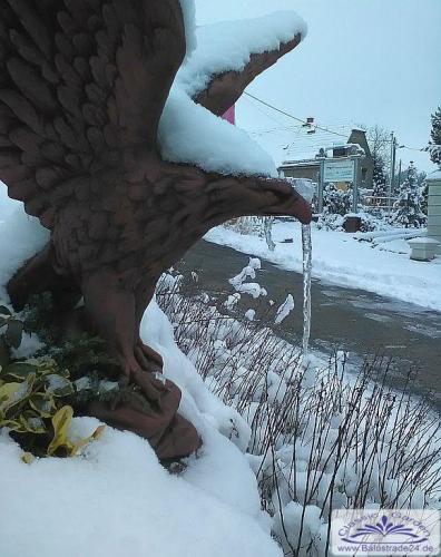 Massive Adler Steinfigur in Kupferoptik Seeadler Steinadler für Garten und Terrasse