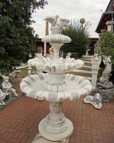 Kaskaden Brunnen mit Taubenfigur