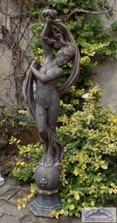 Gartenfigur Frau auf der Kugel