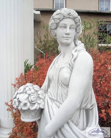 Moderne Gartenfigur junge Frau im Kleid