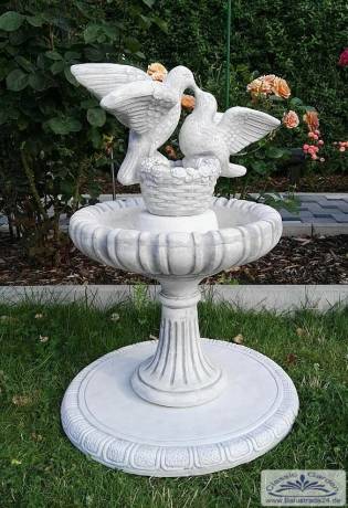 Kleiner Vögelbrunnen mit Tauben  Figur