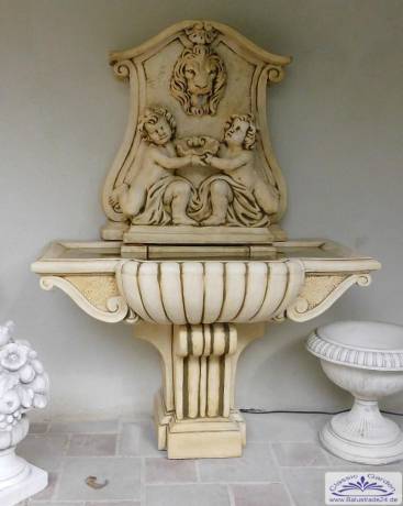 antiker Wandbrunnen mit Engel und Löwe