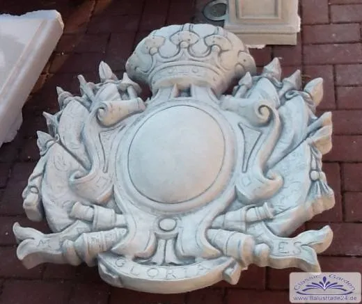 BAD-7140 Schmuckvolles Wappen mit Krone als Fassadenstuck massiver Fassadenschmuck aus Weißbeton Betonstuck Familienwappen