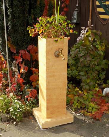 Freistehende Garten Wasserzapfsäule mit bepflanzbarem Blumenkasten als Wasser Zapfstelle Deko Brunnen 105cm ocker