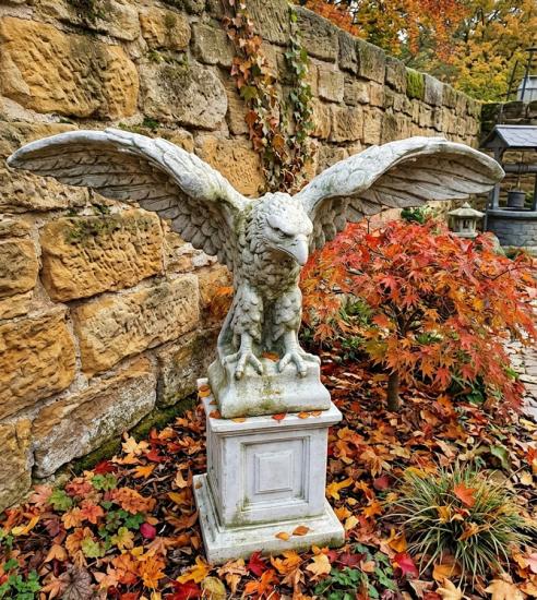 Steinadler mit Sockel monumentale Gartendekofigur Adler Steinfigur 181cm