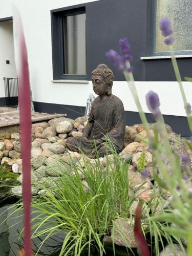 Große Buddha Gartenfigur schwer und massiv