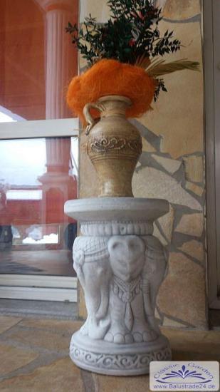 Sockel mit Elefant für Pflanzgefäße