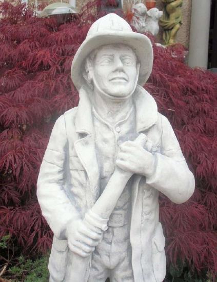 Feuerwehrmann mit Helm und Schlauch Gartenfigur Beton Steinfigur Skulptur Figur 90cm 49kg