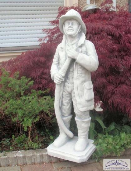 Feuerwehrmann mit Helm Schlauch Gartenfigur Beton Steinfigur Skulptur Figur