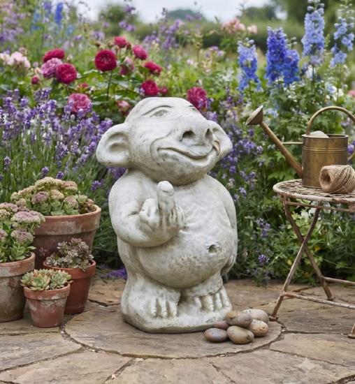 Gartenfigur Beton Stein Stinkerfiger Mann