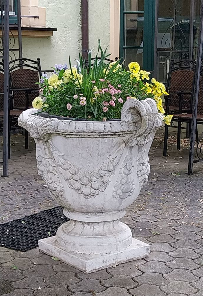 Großer Pflanzkübel mit Zierranke Park Pflanzgefäß Blumenkübel