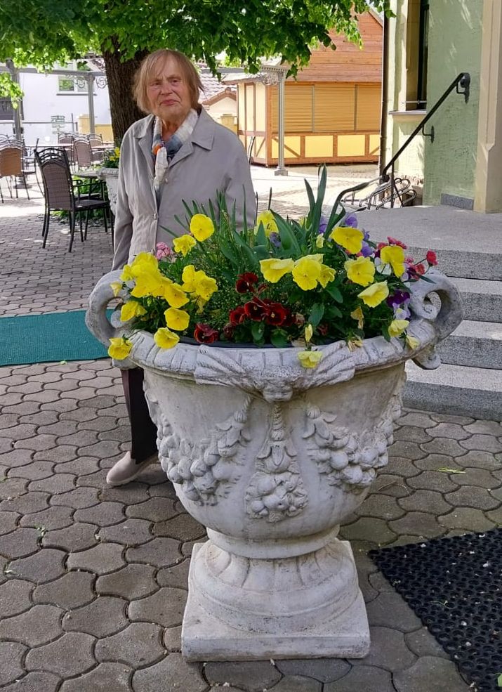 Großer Pflanzkübel mit Zierranke Park Pflanzgefäß Blumenkübel