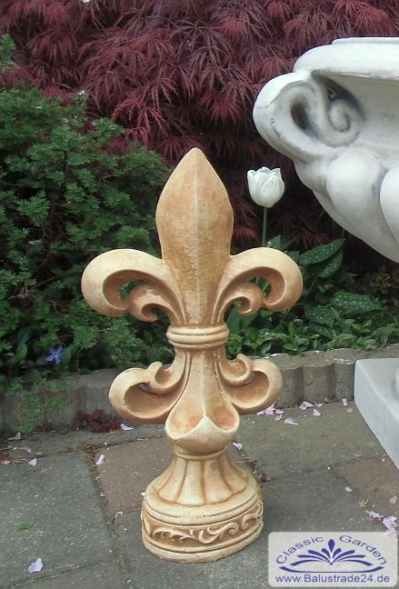 Pfeilerspitze in Form französische Lilie Schmuckelement mit Stand Sockel  als Gartendekoration 46cm 5kg