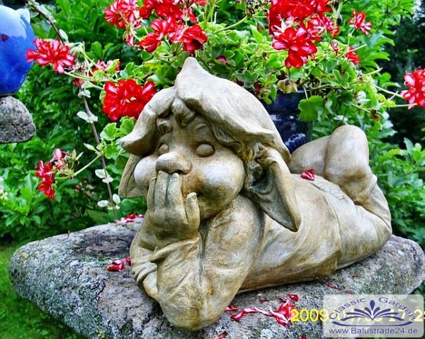 Steinfigur Troll Wichtel Kobold Gnom stehend Garten Deko Steinguss  Frostfest 
