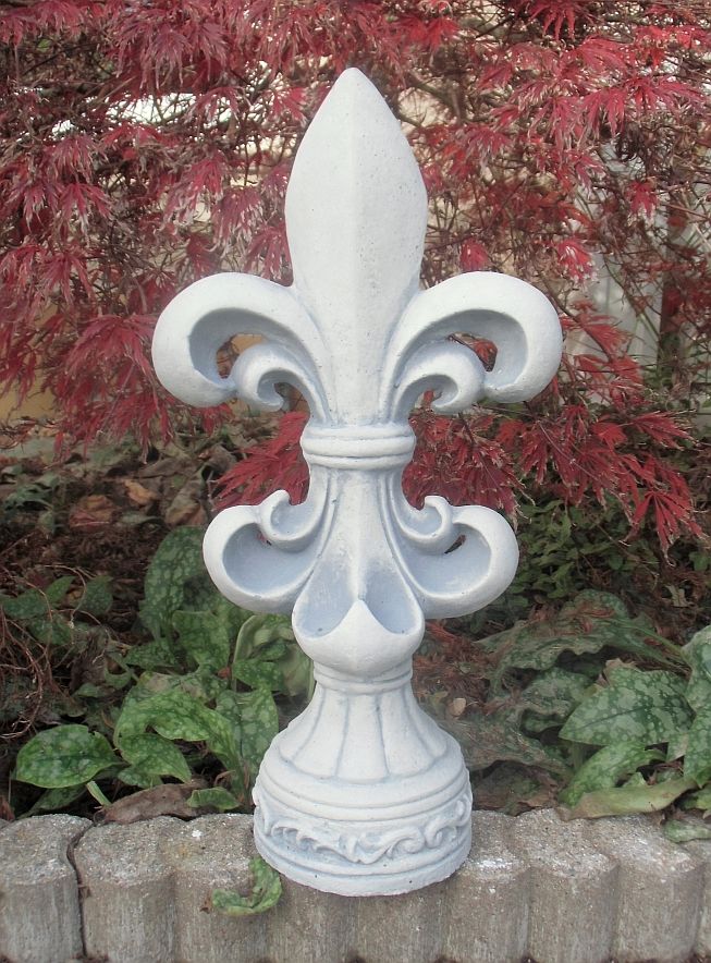 Pfeilerspitze in Form französische Lilie Gartendekoration mit 5kg Schmuckelement Stand 46cm als Sockel