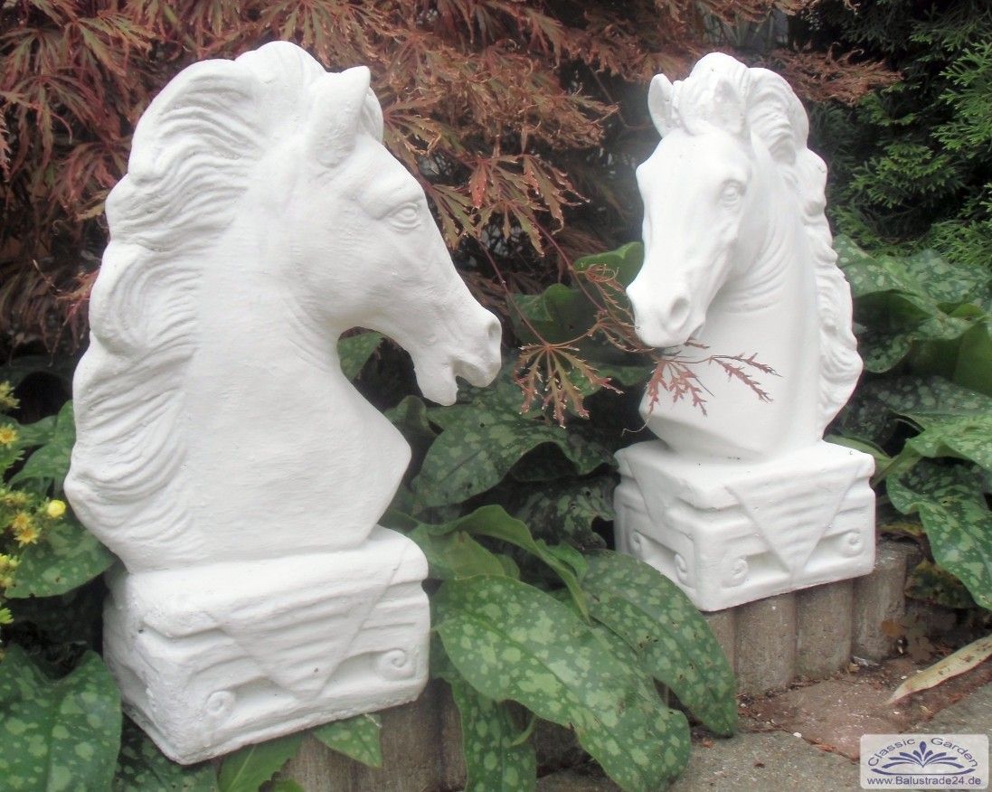 Große Weiße Pferd Schach Stück Dekorativ Im Garten Stockbild